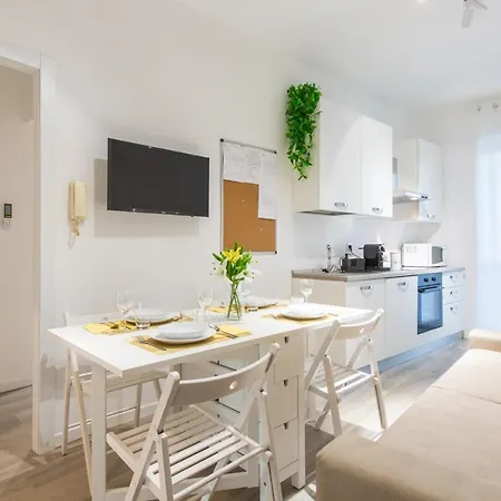 Apartment - Stylish House Free Wifi-parking-airport *