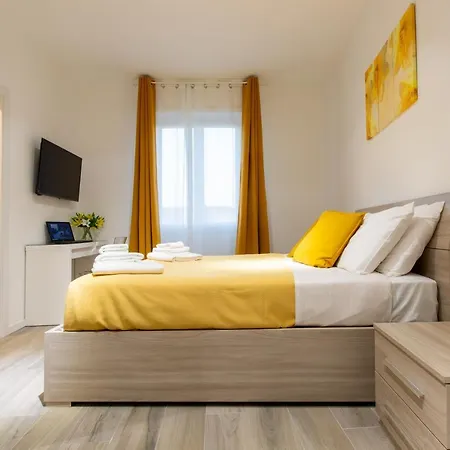 Apartment - Stylish House Free Wifi-parking-airport